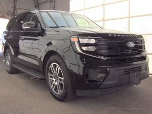 Used 2025 Ford Expedition Active AWD/4WD image 2