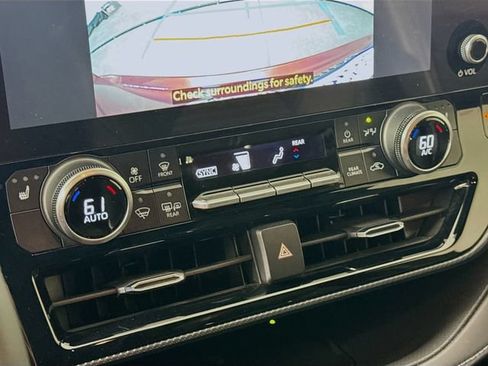 Used 2023 Toyota Highlander XSE FWD image 19