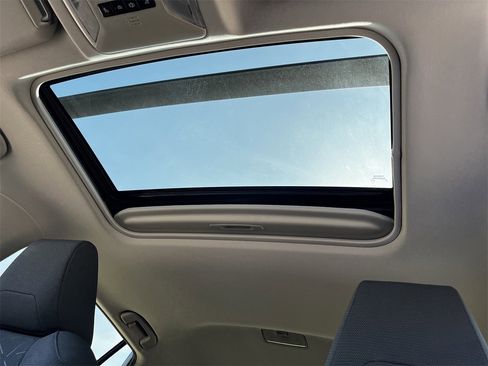 Used 2020 Toyota RAV4 XLE w/ Convenience Package image 23