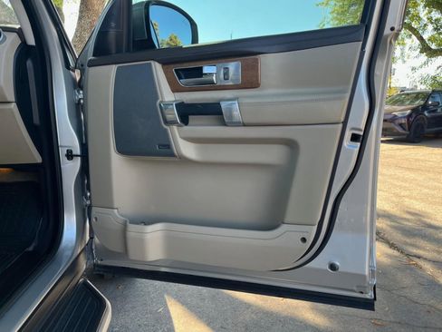 Used 2016 Land Rover LR4 HSE LUX image 37