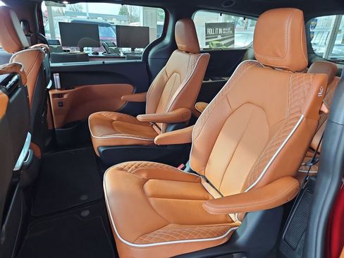 New 2026 Chrysler Pacifica Pinnacle w/ Trailer Tow Group image 14