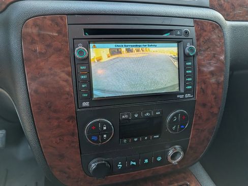 Used 2008 Chevrolet Suburban LT image 17