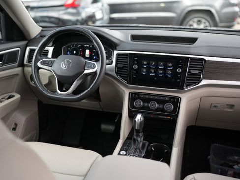 Certified 2022 Volkswagen Atlas SE w/ Black Wheel Package image 26