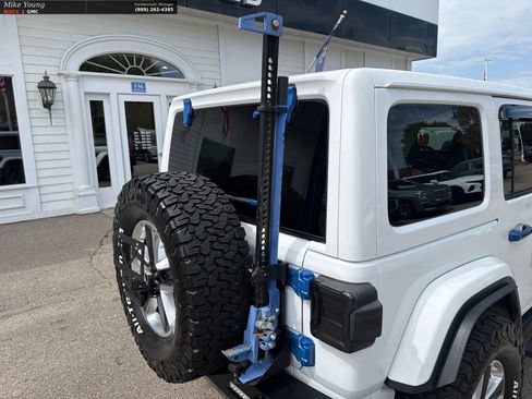 Used 2022 Jeep Wrangler Unlimited Sahara w/ Cold Weather Group AWD/4WD image 13