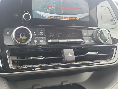 Used 2024 Toyota Highlander XLE FWD image 27