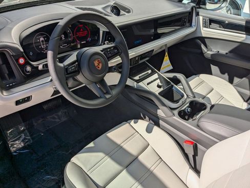 Certified 2025 Porsche Cayenne Coupe image 4