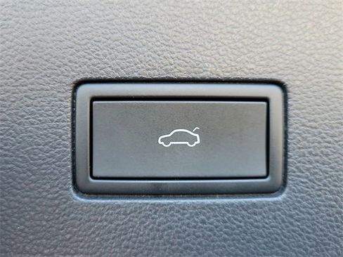 Used 2024 Volkswagen Atlas SE image 11