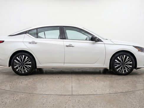 Used 2025 Nissan Altima 2.5 SV FWD image 11