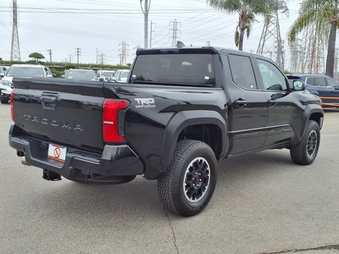 Certified 2025 Toyota Tacoma TRD Off-Road AWD/4WD image 8