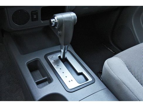 Used 2010 Nissan Frontier SE image 28