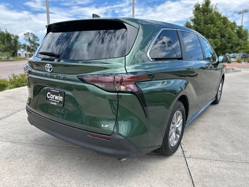 Used 2025 Toyota Sienna LE FWD image 8