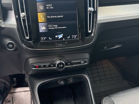 Used 2019 Volvo XC40 T5 Momentum image 13