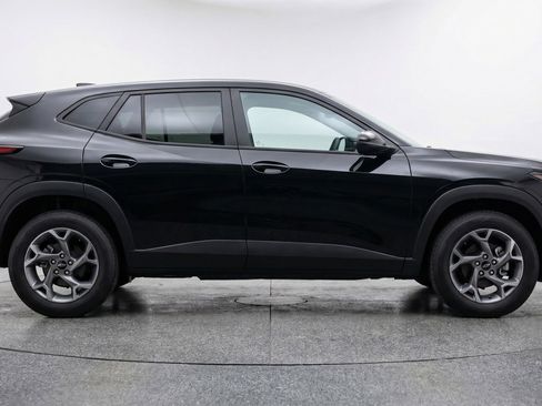 Used 2025 Chevrolet Trax LT w/ LT Convenience Package image 11