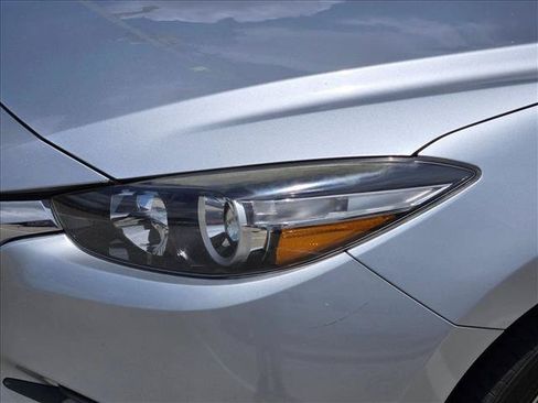 Used 2018 MAZDA MAZDA3 Touring FWD image 9