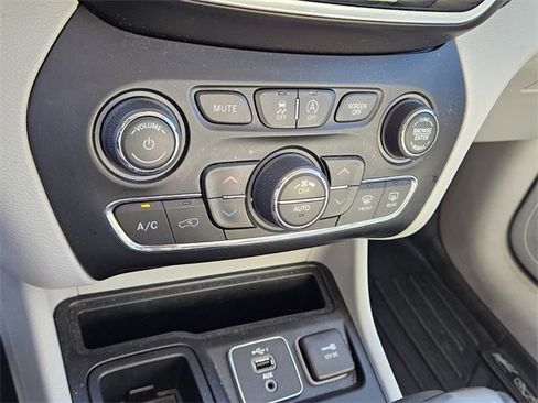 Used 2019 Jeep Cherokee Limited w/ Luxury Group image 22