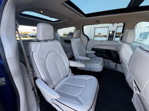 Used 2020 Chrysler Pacifica Limited image 27