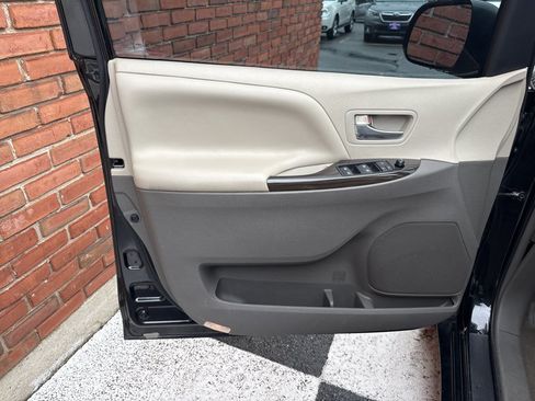 Used 2015 Toyota Sienna XLE AWD/4WD image 37