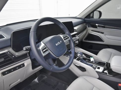 Used 2025 Kia Telluride EX image 18