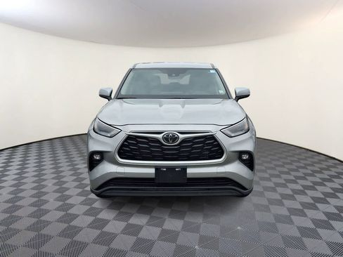 Used 2023 Toyota Highlander LE image 3