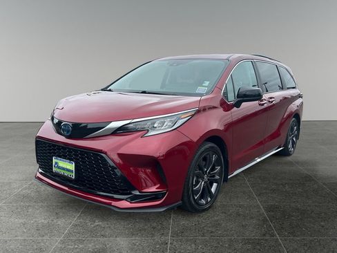 Used 2024 Toyota Sienna XSE FWD image 4