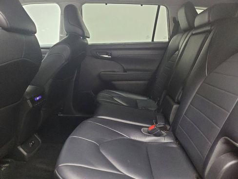 Used 2021 Toyota Highlander XLE image 18