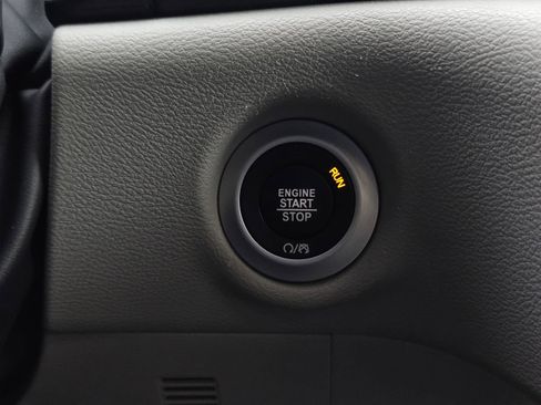 Used 2023 Chrysler Pacifica Touring-L image 21