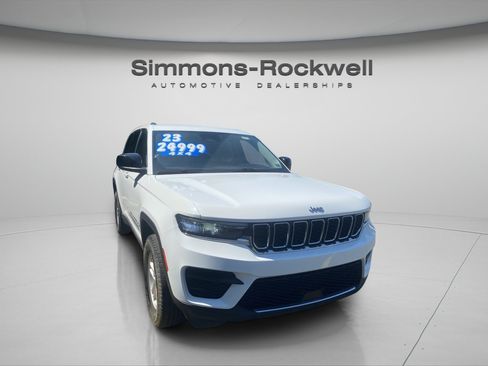 Used 2023 Jeep Grand Cherokee Laredo AWD/4WD image 7