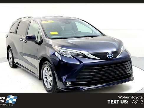 Used 2025 Toyota Sienna XLE image 1