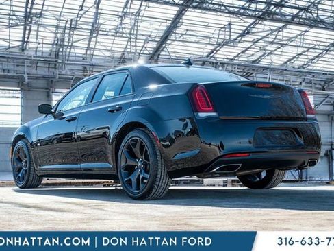 Used 2022 Chrysler 300 Touring w/ Sport Appearance Package image 28