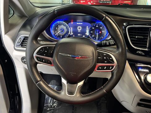 Used 2018 Chrysler Pacifica Touring-L Plus w/ Advanced Safetytec Group image 12