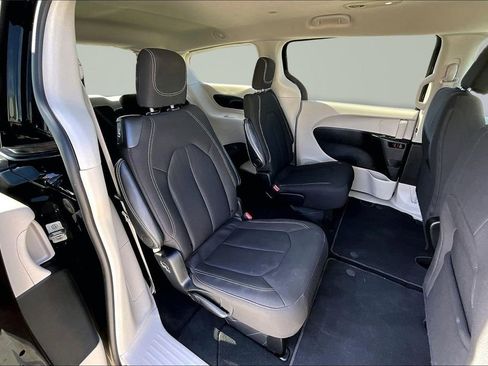 Certified 2024 Chrysler Voyager LX image 18