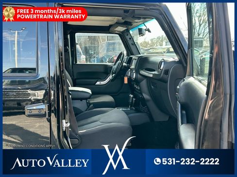 Used 2018 Jeep Wrangler Unlimited Sahara w/ Connectivity Group image 17