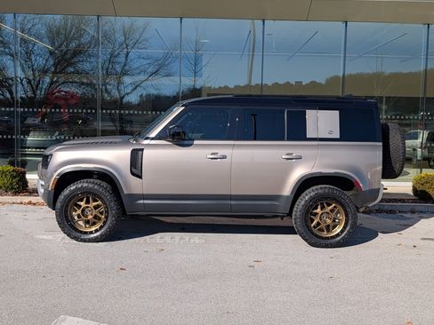 Used 2023 Land Rover Defender 110 S image 3