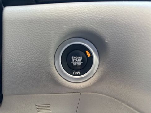 Used 2024 Chrysler Pacifica Touring-L FWD image 17