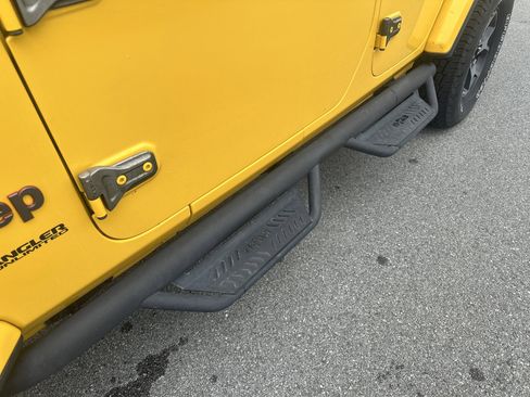 Used 2019 Jeep Wrangler Unlimited Rubicon w/ Cold Weather Group AWD/4WD image 14
