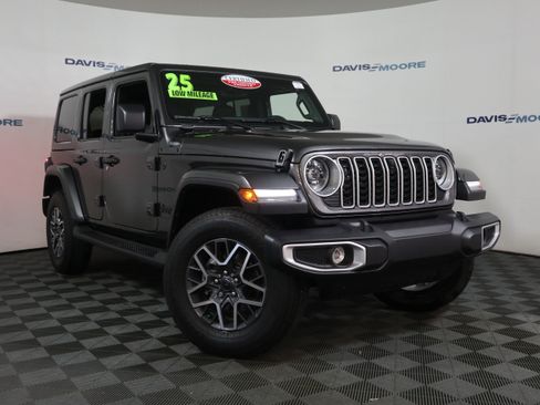 Used 2025 Jeep Wrangler Sahara image 2
