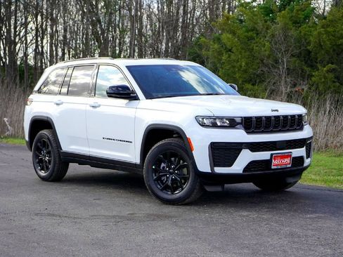 New 2026 Jeep Grand Cherokee Altitude RWD image 2