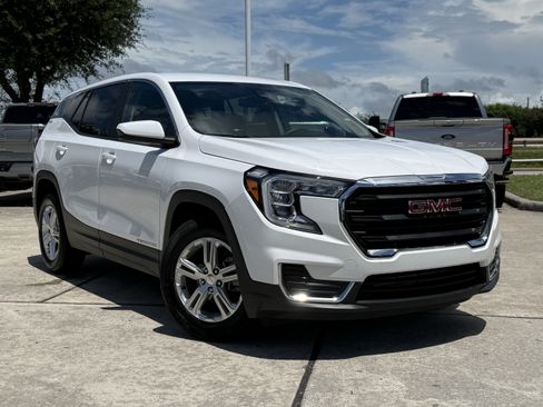 Used 2024 GMC Terrain SLE FWD image 2