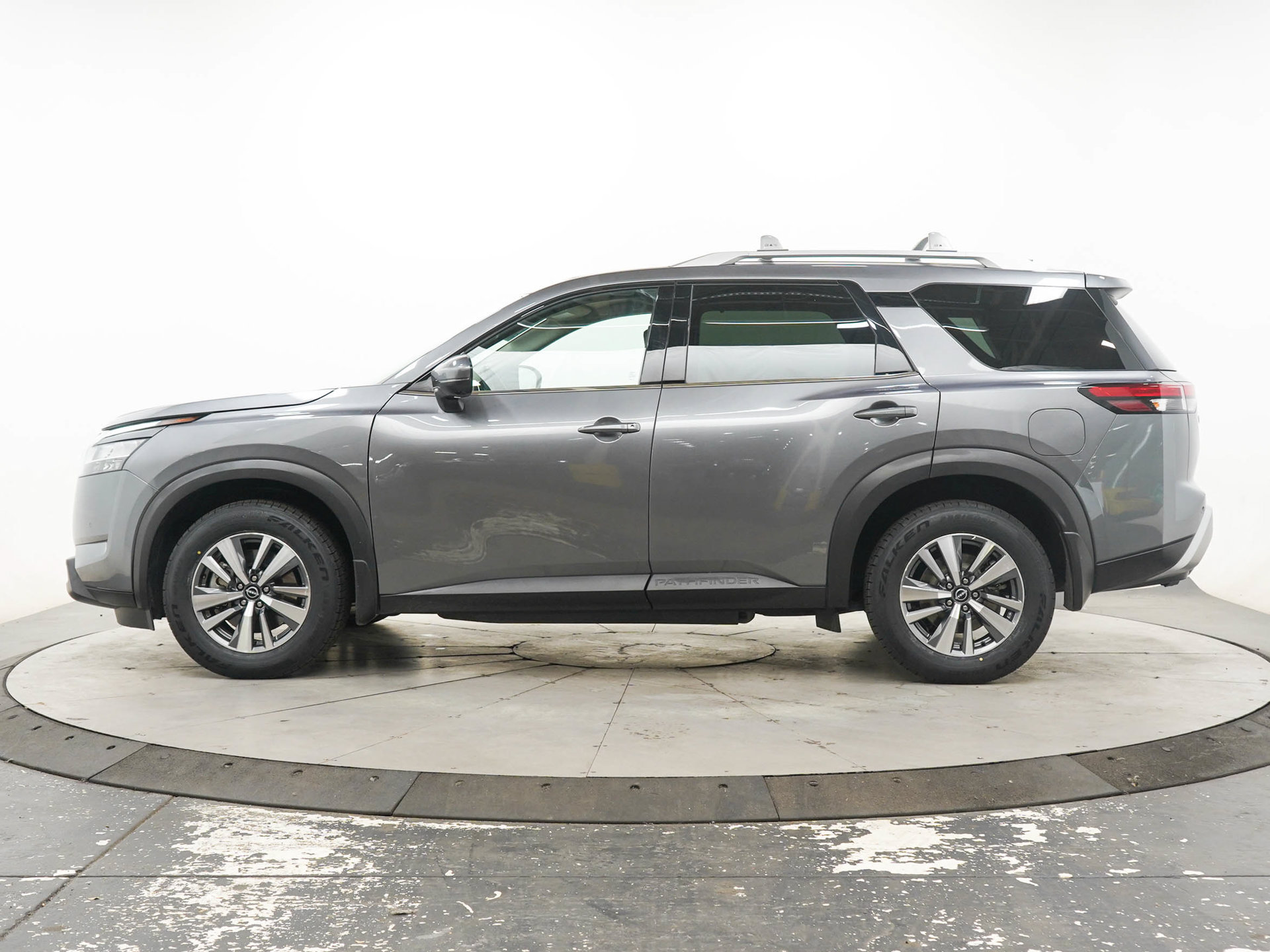 Used 2024 Nissan Pathfinder SL AWD/4WD image 2