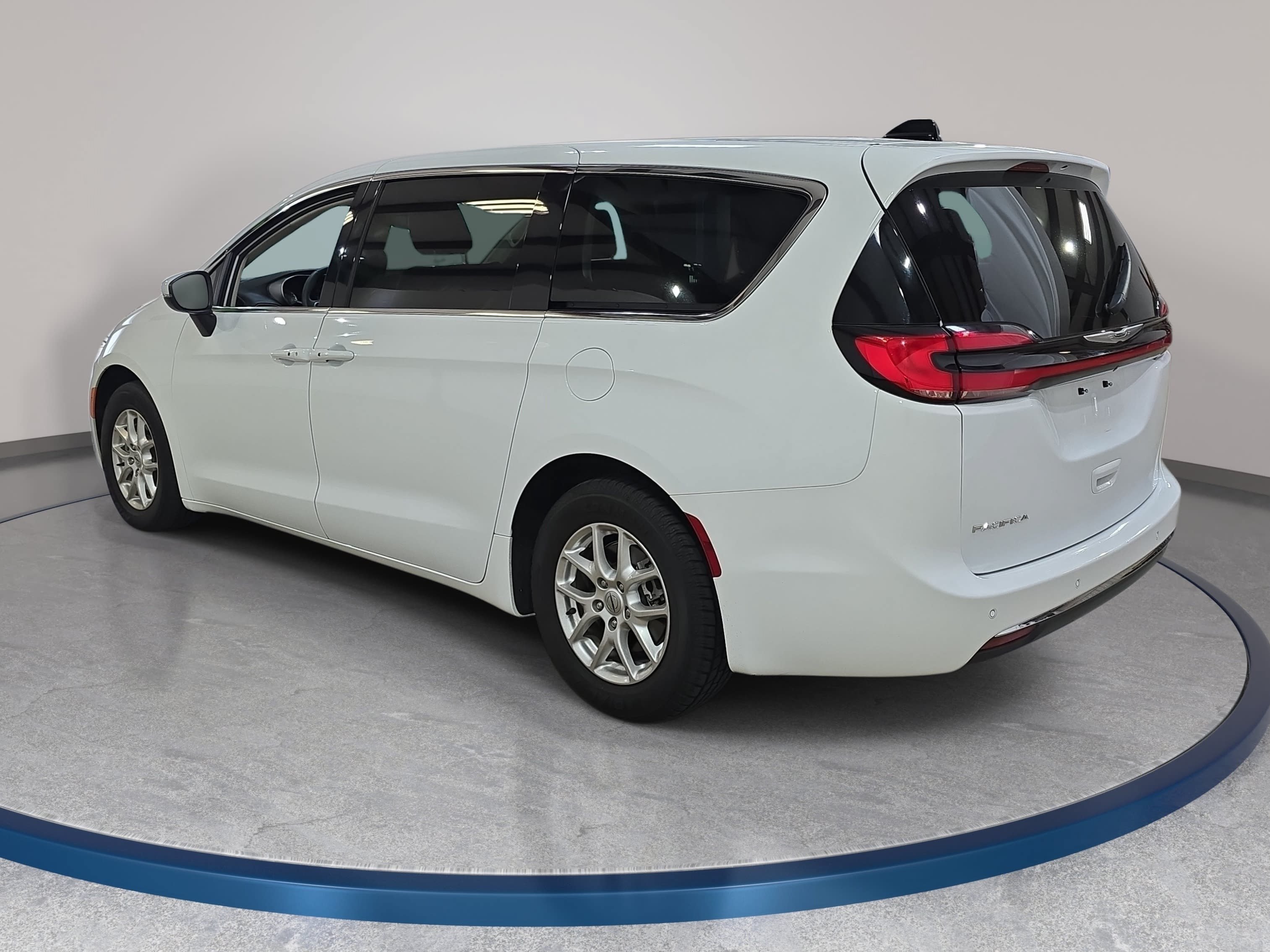 Used 2023 Chrysler Pacifica Touring-L FWD image 8