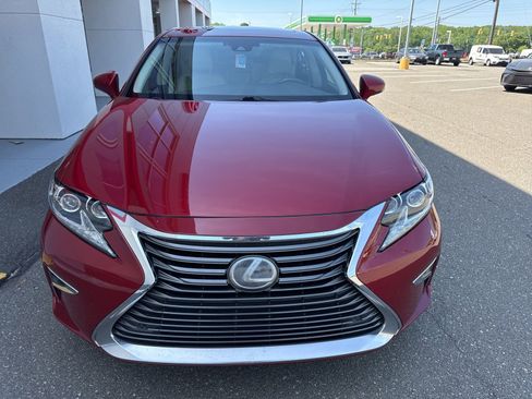 Used 2016 Lexus ES 300h w/ Luxury Package w/Wood Trim image 2