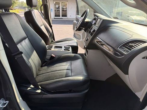 Used 2016 Chrysler Town & Country Touring w/ Driver Convenience Group FWD image 22