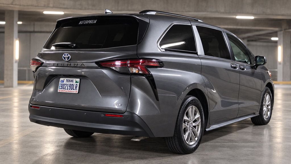 Used 2025 Toyota Sienna XLE FWD image 45
