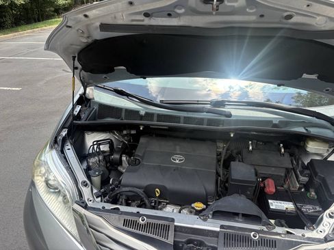 Used 2013 Toyota Sienna XLE w/ Premium Pkg FWD image 12