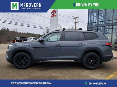 Used 2024 Volkswagen Atlas Peak Edition SEL image 2