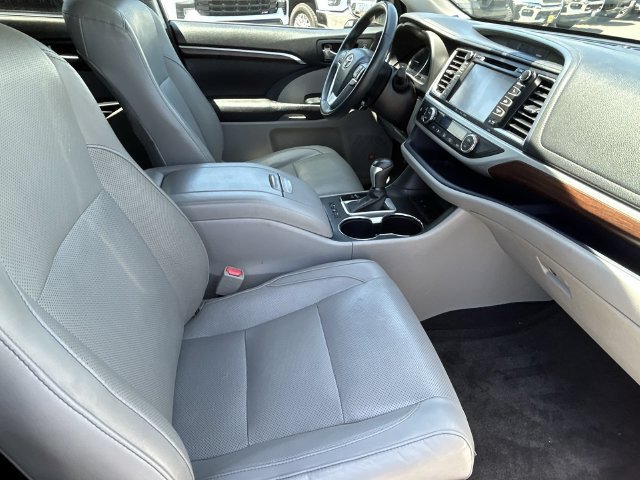 Used 2016 Toyota Highlander Limited Platinum FWD image 12