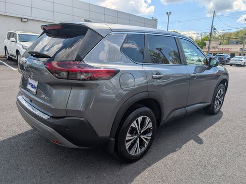 Used 2023 Nissan Rogue SV image 3