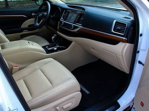 Used 2019 Toyota Highlander Limited image 26