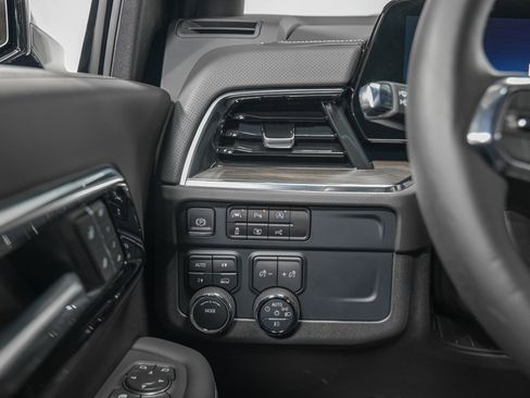 Used 2025 Chevrolet Suburban Premier image 18