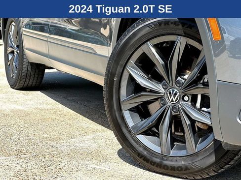 Used 2024 Volkswagen Tiguan SE FWD image 2